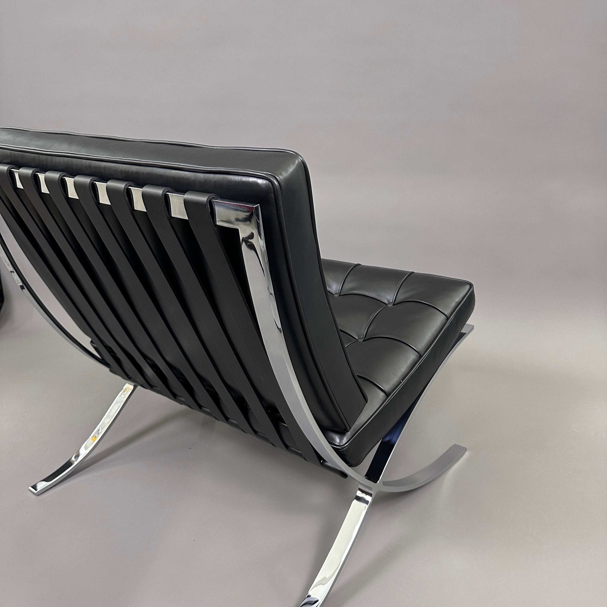 Knoll International Barcelona Sessel aus schwarzem Leder mit verchromtem Stahlgestell, Designklassiker von Ludwig Mies van der Rohe.