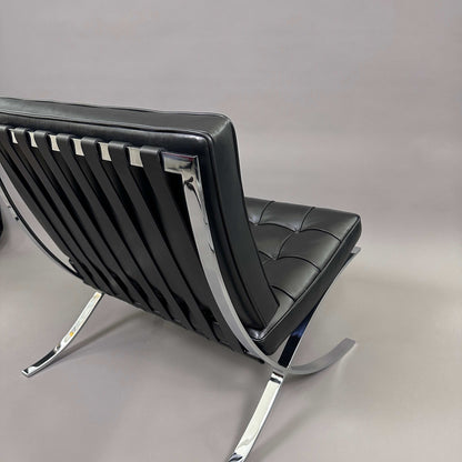 Knoll International Barcelona Sessel aus schwarzem Leder mit verchromtem Stahlgestell, Designklassiker von Ludwig Mies van der Rohe.