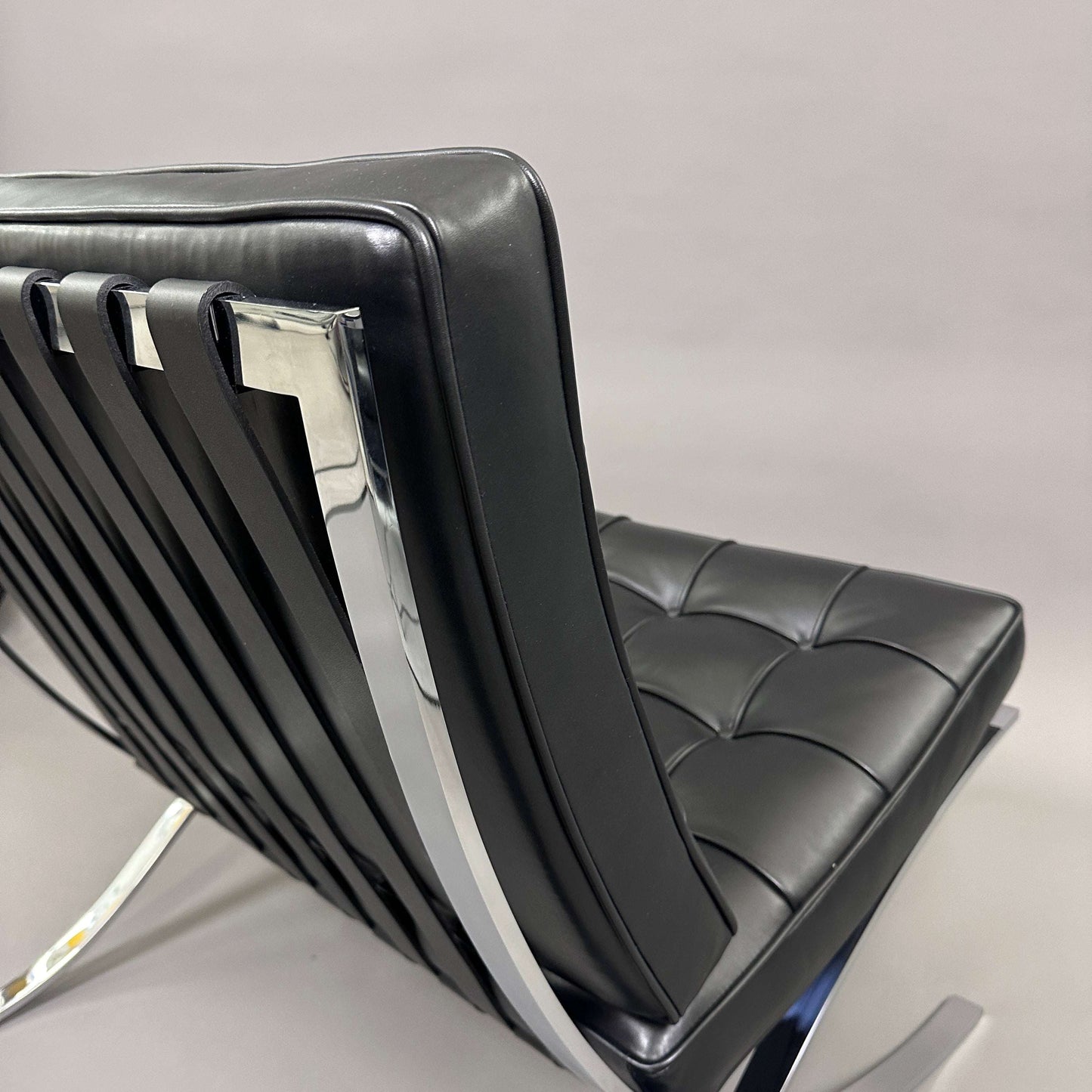 Knoll International Barcelona Sessel aus schwarzem Leder mit verchromtem Gestell, Design von Ludwig Mies van der Rohe.