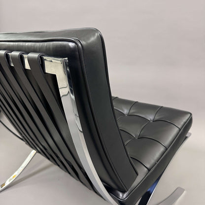 Knoll International Barcelona Sessel aus schwarzem Leder mit verchromtem Gestell, Design von Ludwig Mies van der Rohe.