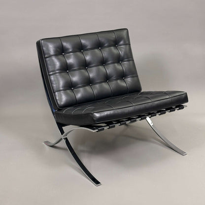 Knoll International Barcelona Sessel aus schwarzem Leder mit verchromtem Stahlgestell, Design von Ludwig Mies van der Rohe.