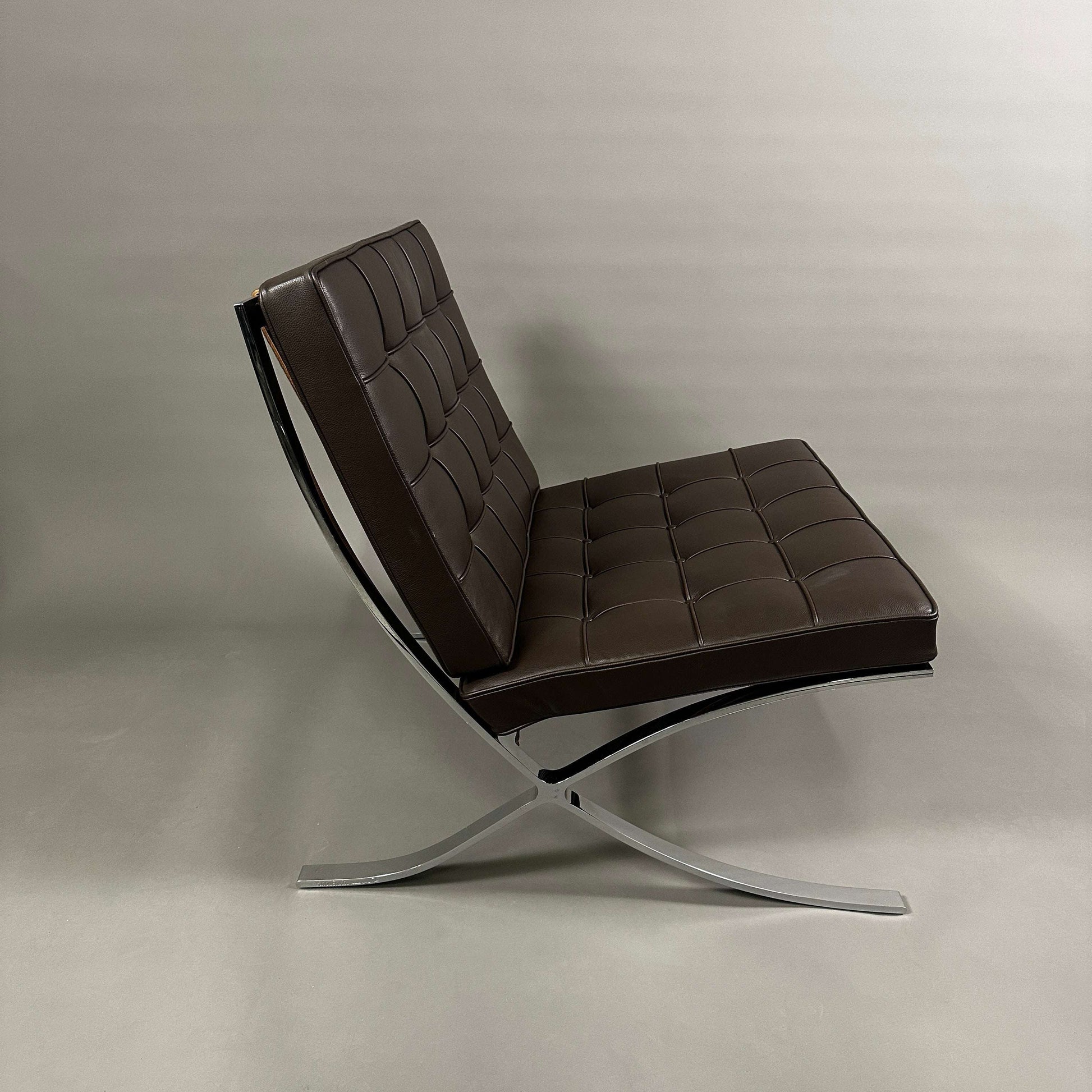 Knoll International Barcelona Sessel aus braunem Leder mit verchromtem Stahlgestell, modernes Design von Ludwig Mies van der Rohe.