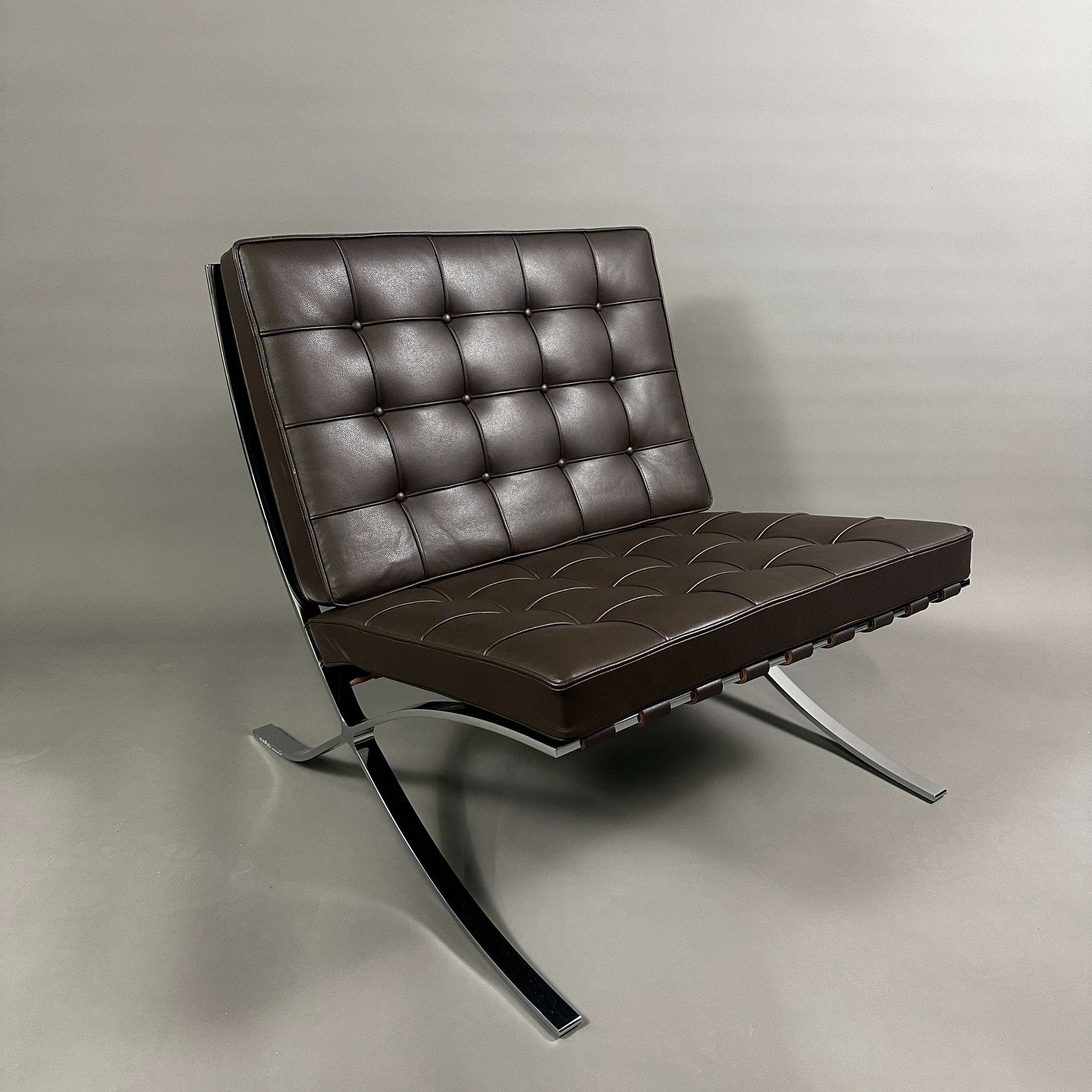Knoll International Barcelona Sessel aus braunem Leder mit verchromtem Flachfederstahlgestell, entworfen von Ludwig Mies van der Rohe, modernes Designklassiker