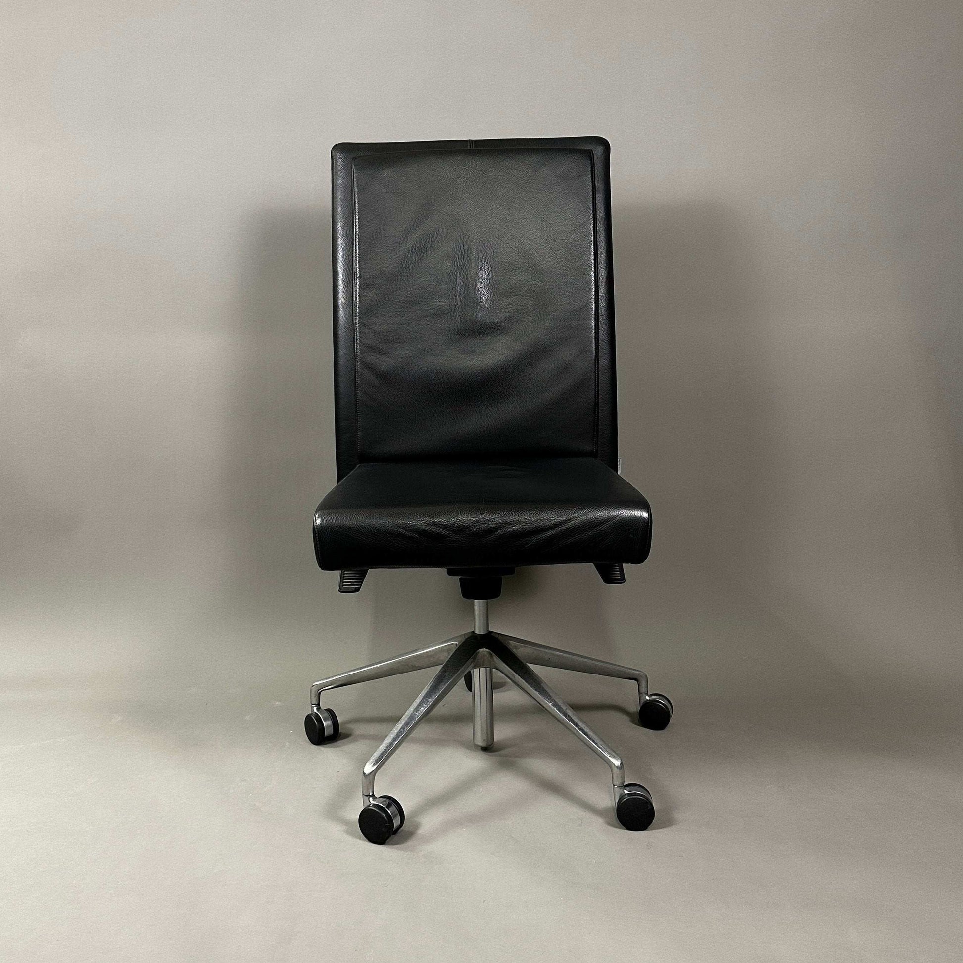 Knoll Jason Leder black leather office chair with adjustable height and lockable backrest on caster wheels
