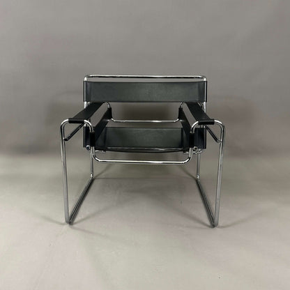 Black Knoll Wassily Chair with chrome frame and black leather seat and backrest, modern Bauhaus design.