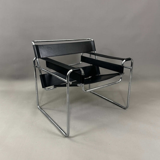 Black Knoll Wassily Chair with chrome frame and black leather seat, modern Bauhaus design by Marcel Breuer.