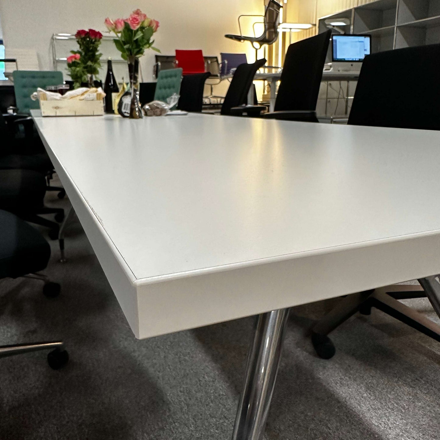 White and silver 4 meter long konferenztisch 4m x 80 cm with chrome legs in modern office setting