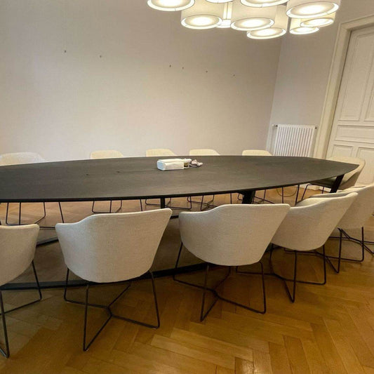 Moderner Konferenztisch Holz 460x170 cm mit massivem Gusseisengestell und integrierter Elektrifizierung
