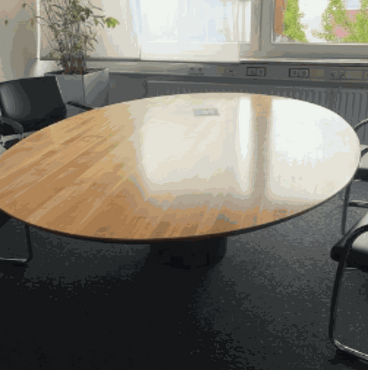 runder Konferenztisch Holz schwebend 220x160cm mit moderner Optik im Büro