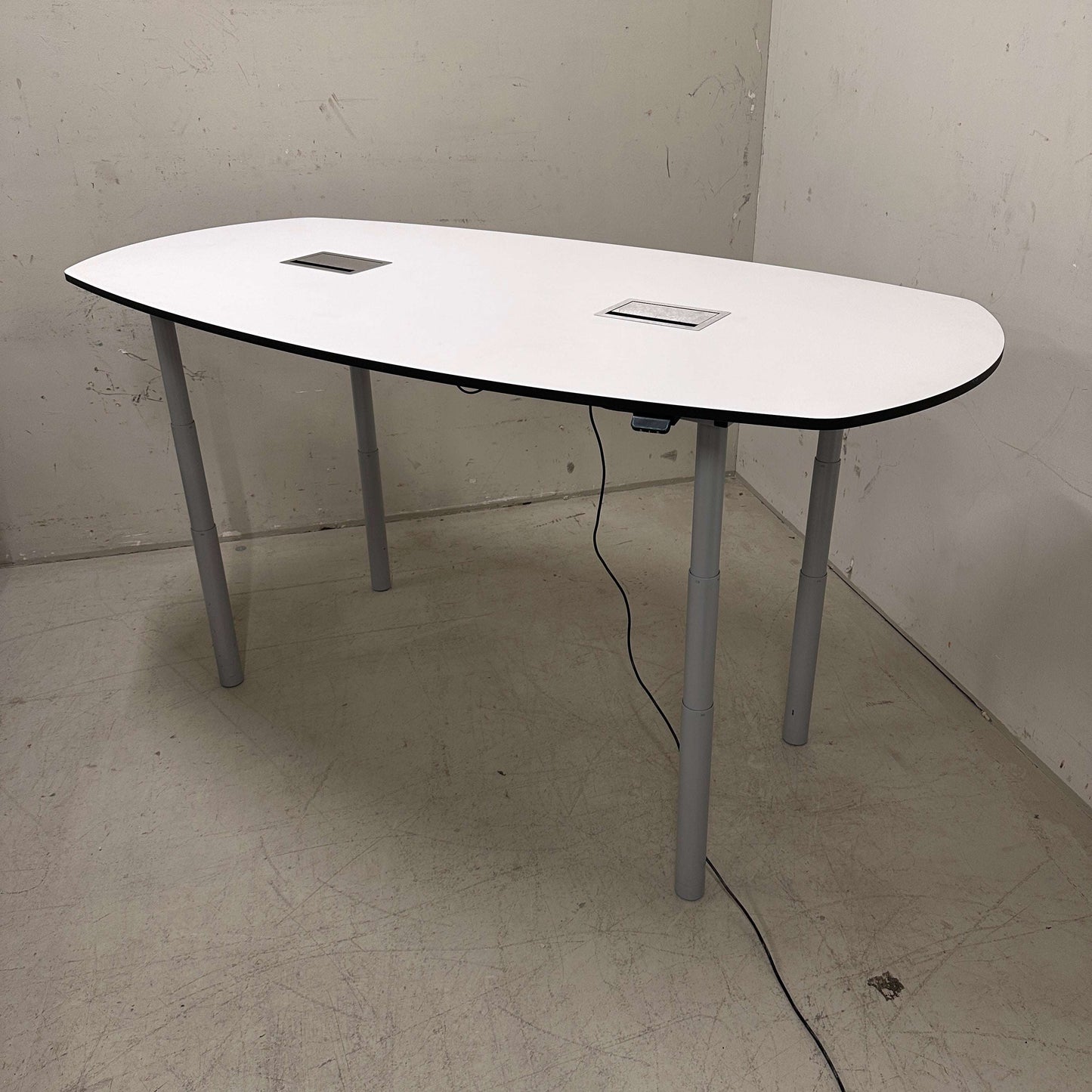 Weißer höhenverstellbarer Konferenztisch 240x120 cm mit schwarzer Kante und silbernem Gestell, Bluetooth-Steuerung und integrierter Elektrifizierung
