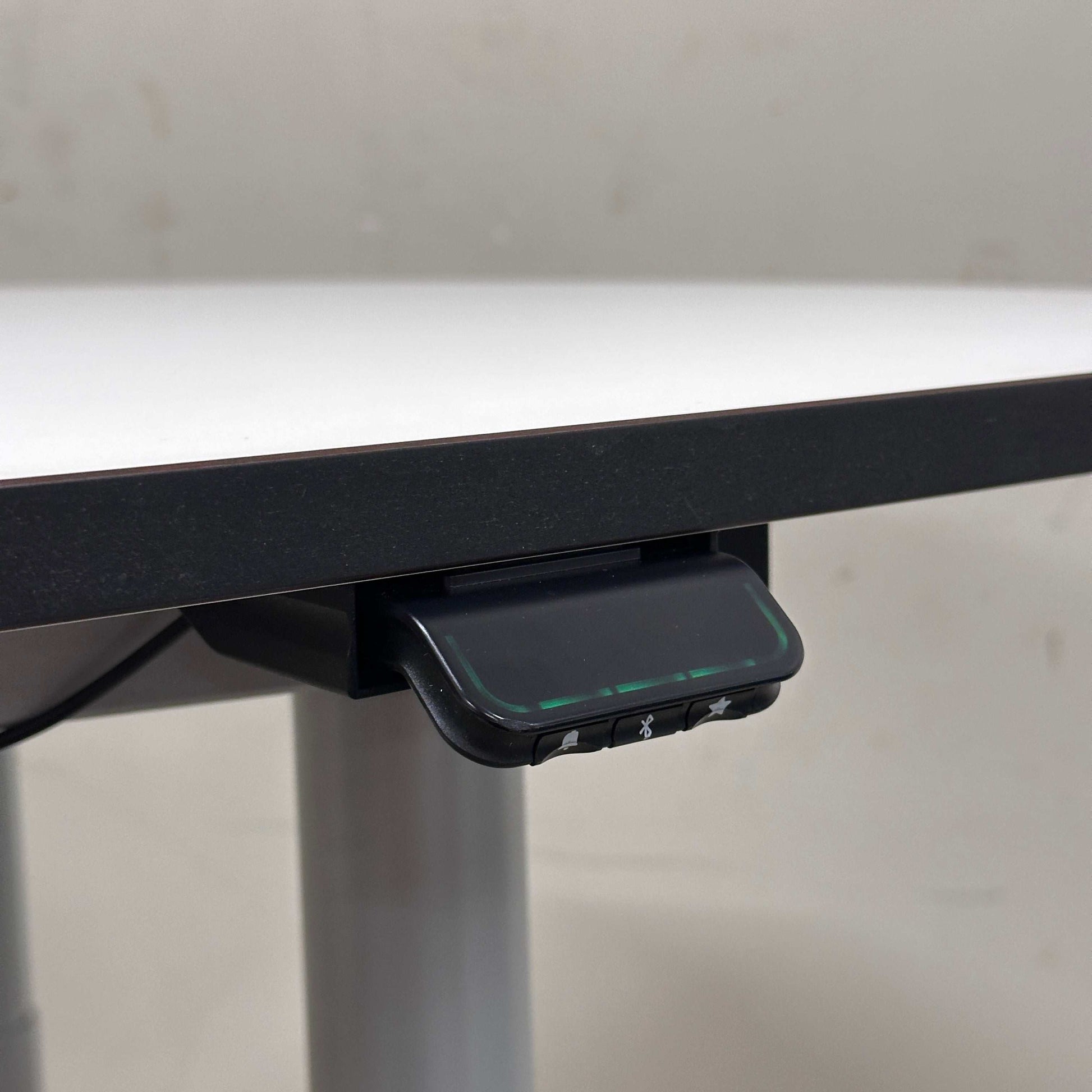 Konferenztisch höhenverstellbar weiß mit schwarzer Kante, silbernem Gestell und Bluetooth-Steuerung