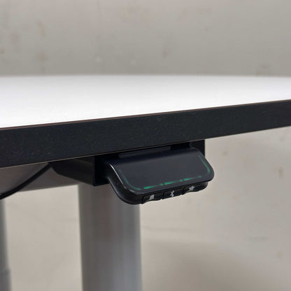 Konferenztisch höhenverstellbar weiß mit schwarzer Kante, silbernem Gestell und Bluetooth-Steuerung
