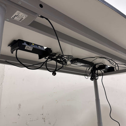 Unterseite eines höhenverstellbaren Konferenztisches 240x120 cm mit Kabelmanagement und Elektrifizierung in Weiß und Silber