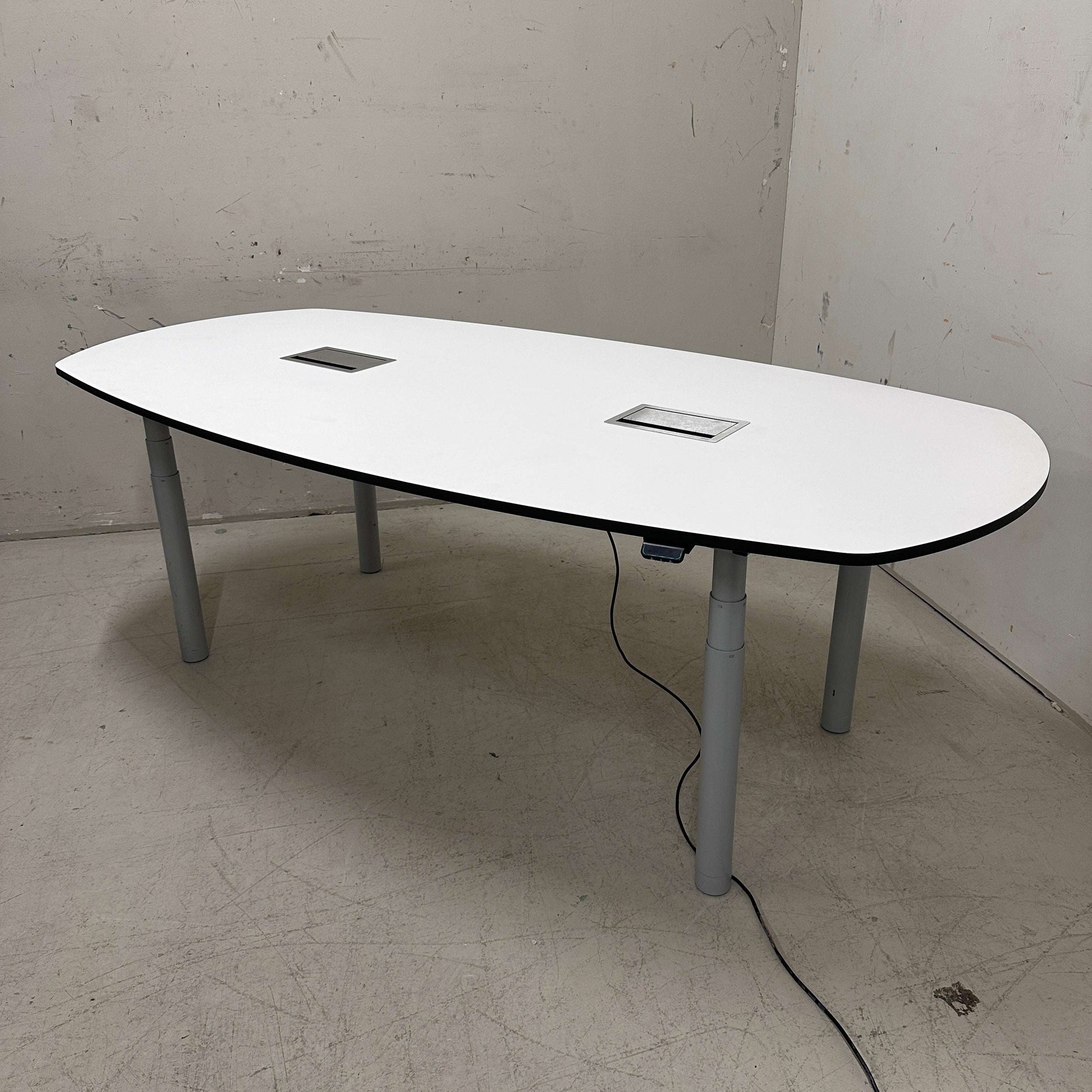 Konferenztisch höhenverstellbar 240x120 cm weiß mit Bluetooth und klappbaren Elektrifizierungen