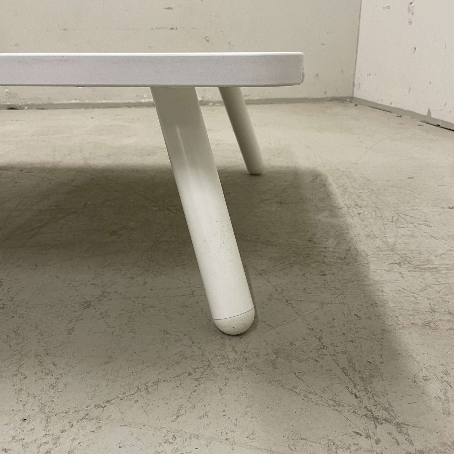 König & Neurath weißer Couchtisch NET.WORK.PLACE mit runden Beinen und quadratischer Tischplatte, 80 x 80 x 28 cm