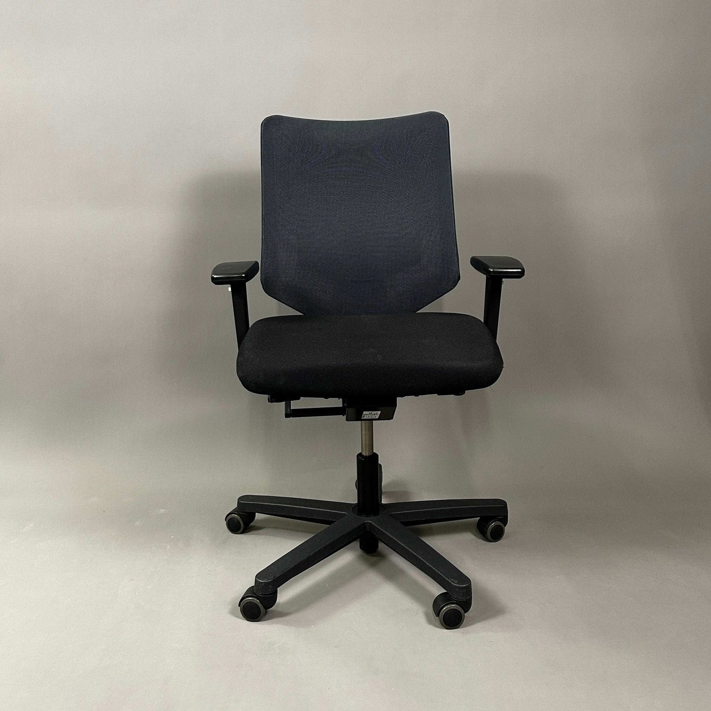 König & Neurath Jet ergonomic black office chair with adjustable armrests and caster wheels
