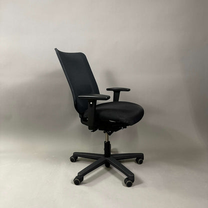 König & Neurath Jet ergonomic black office chair with adjustable armrests and rolling base
