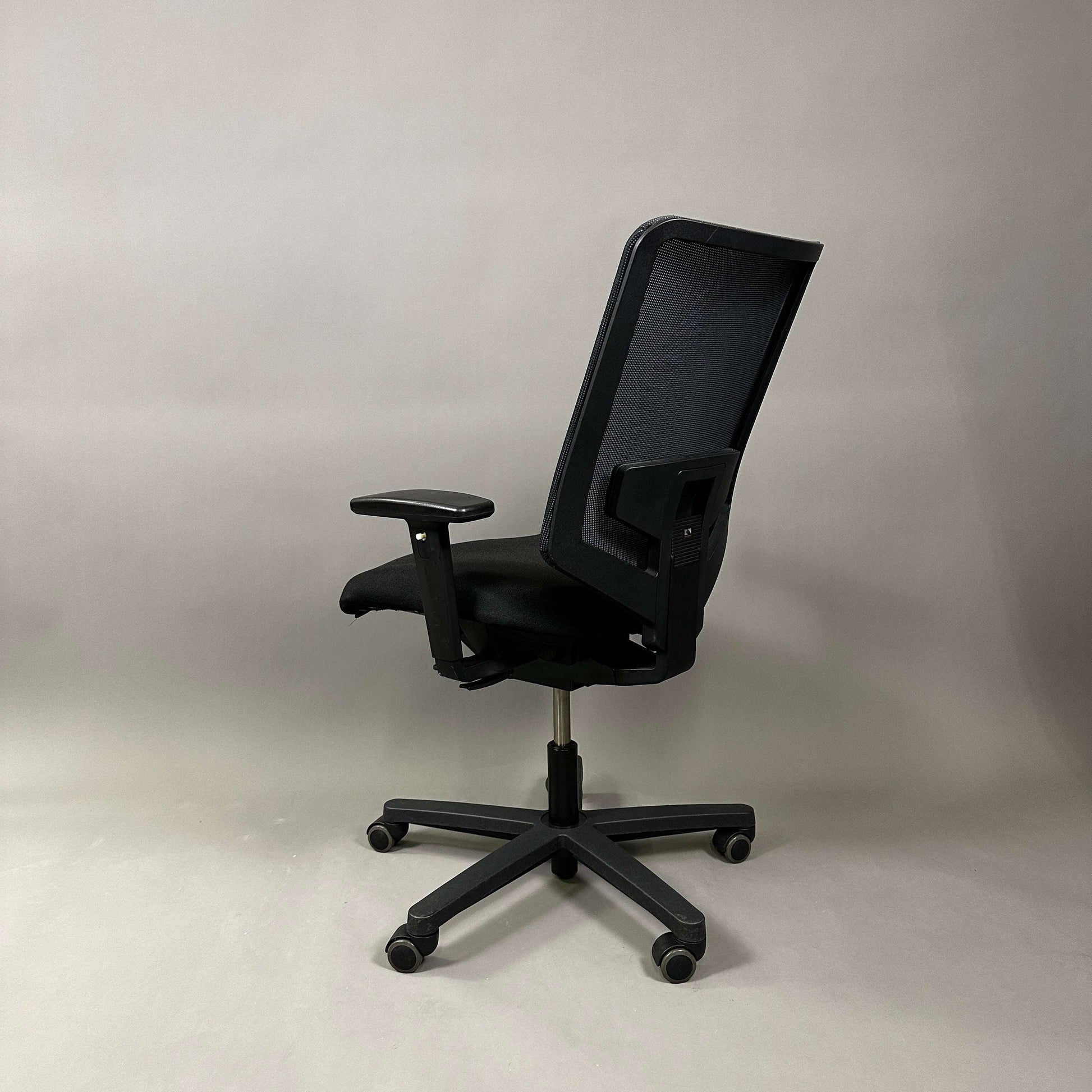 König & Neurath Jet ergonomic black office chair with adjustable armrests and mesh backrest