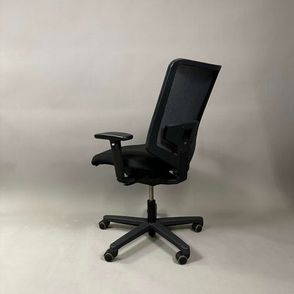 König & Neurath Jet ergonomic black office chair with adjustable armrests and mesh backrest