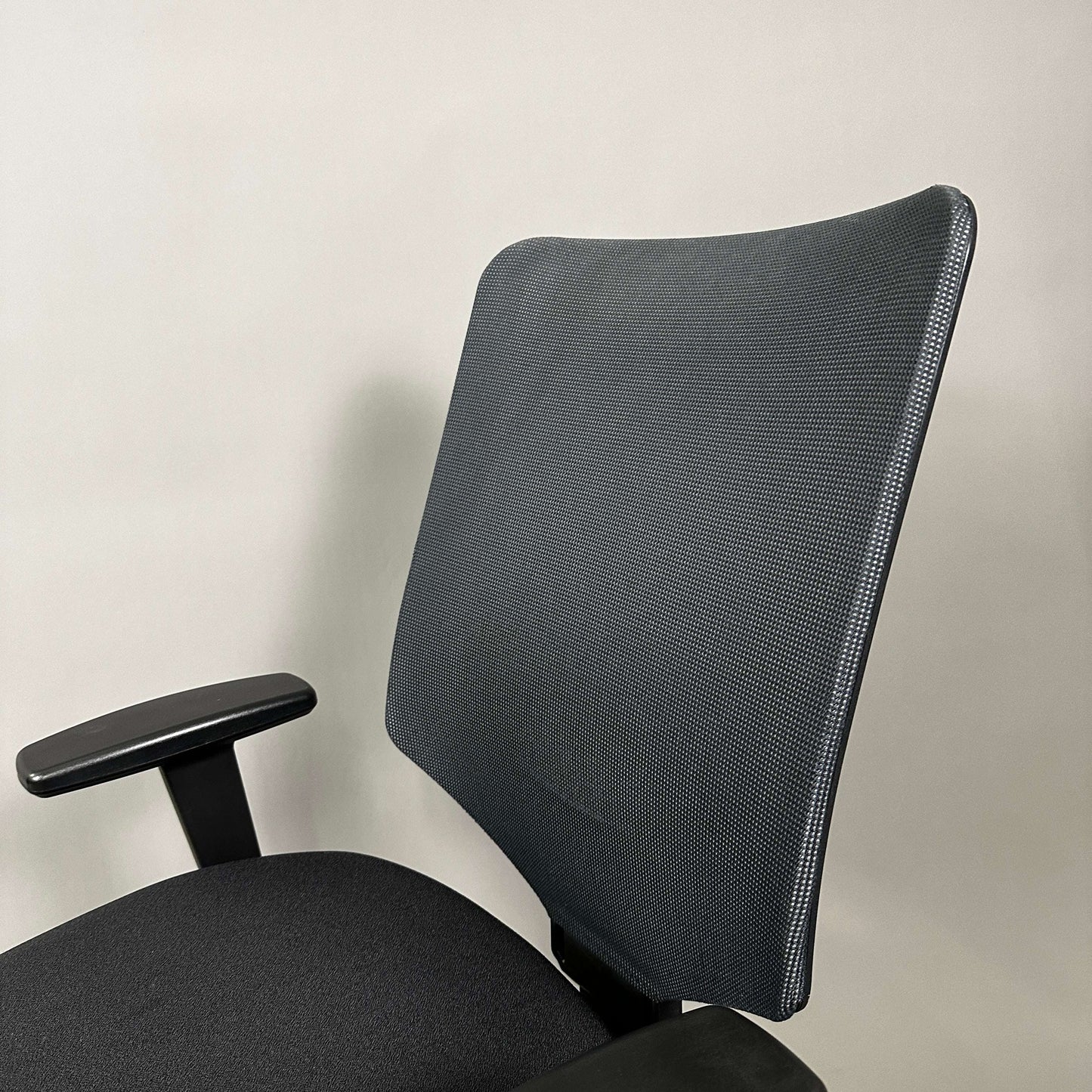 König & Neurath Jet ergonomic black office chair with adjustable armrest and mesh backrest