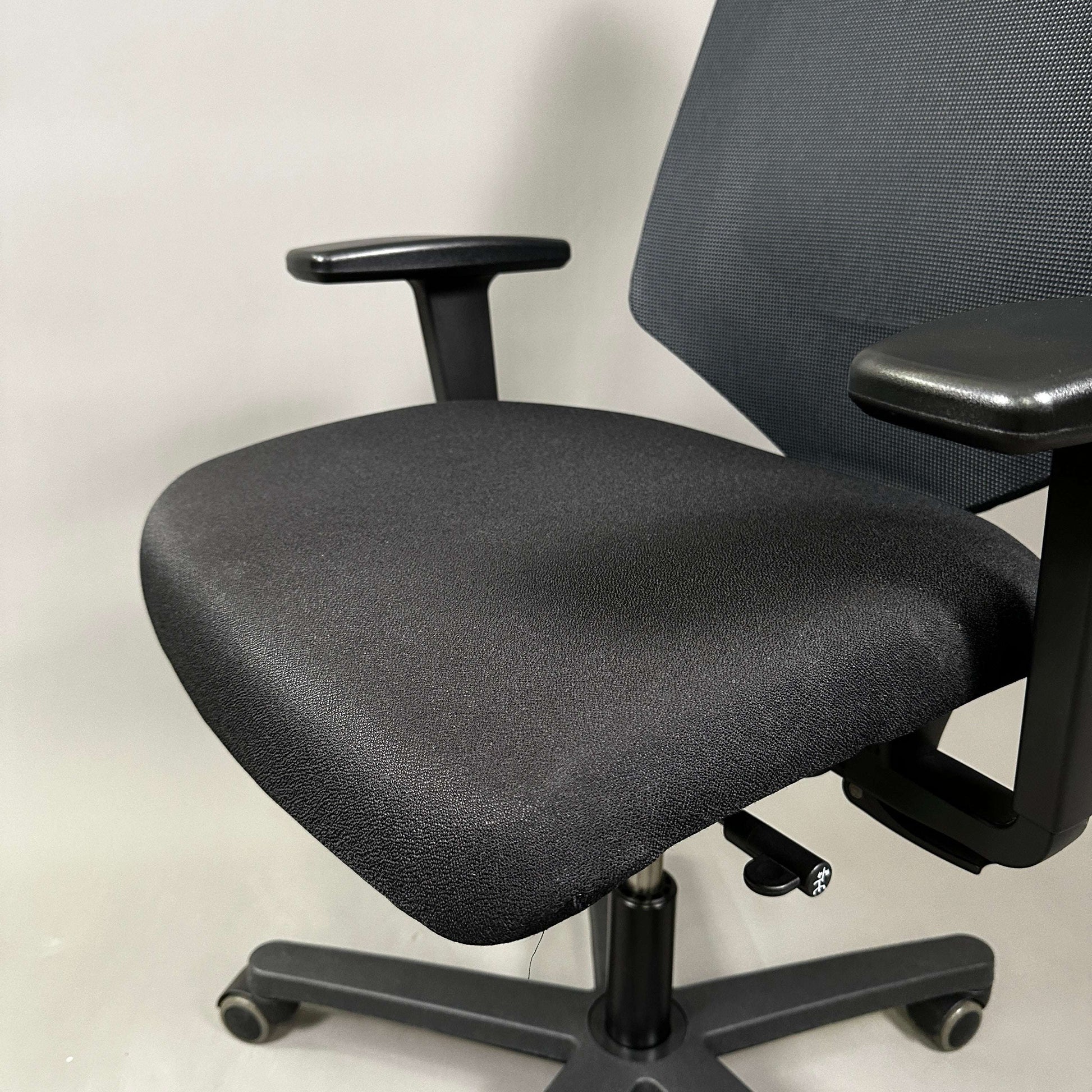 König & Neurath Jet ergonomic black office chair with adjustable armrests and mesh backrest for comfortable seating