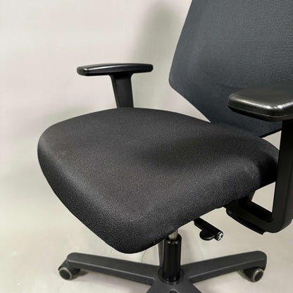König & Neurath Jet ergonomic black office chair with adjustable armrests and mesh backrest for comfortable seating