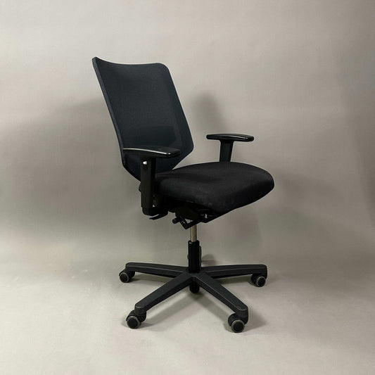 Ergonomic black König & Neurath Jet office chair with adjustable armrests and mesh backrest