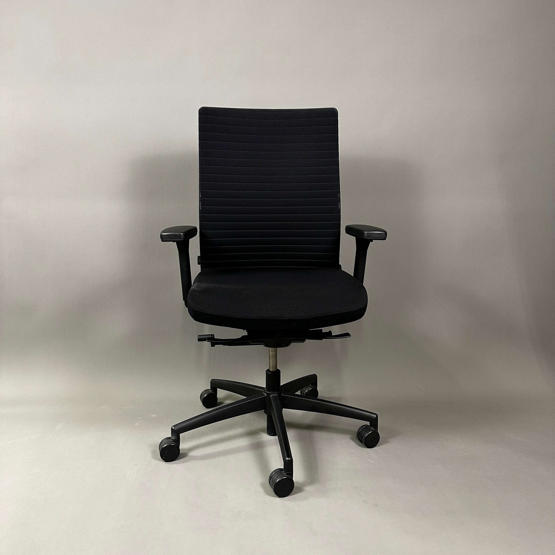 König & Neurath Okay2 ergonomic black office chair with armrests and swivel base