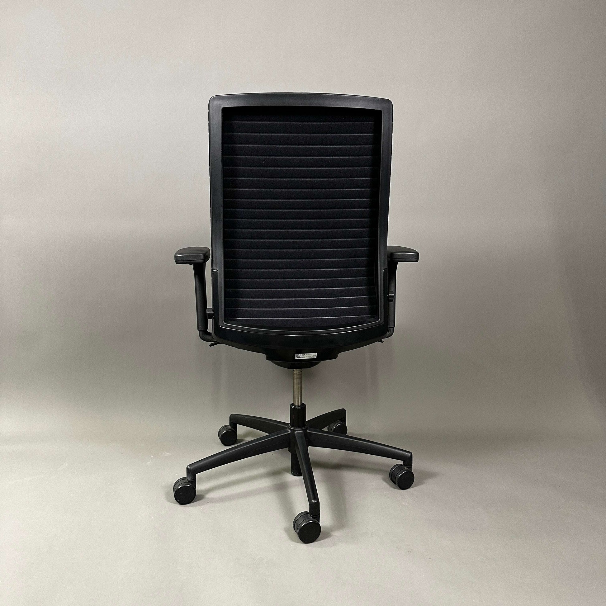 König & Neurath Okay2 ergonomic office chair with black mesh back and adjustable armrests