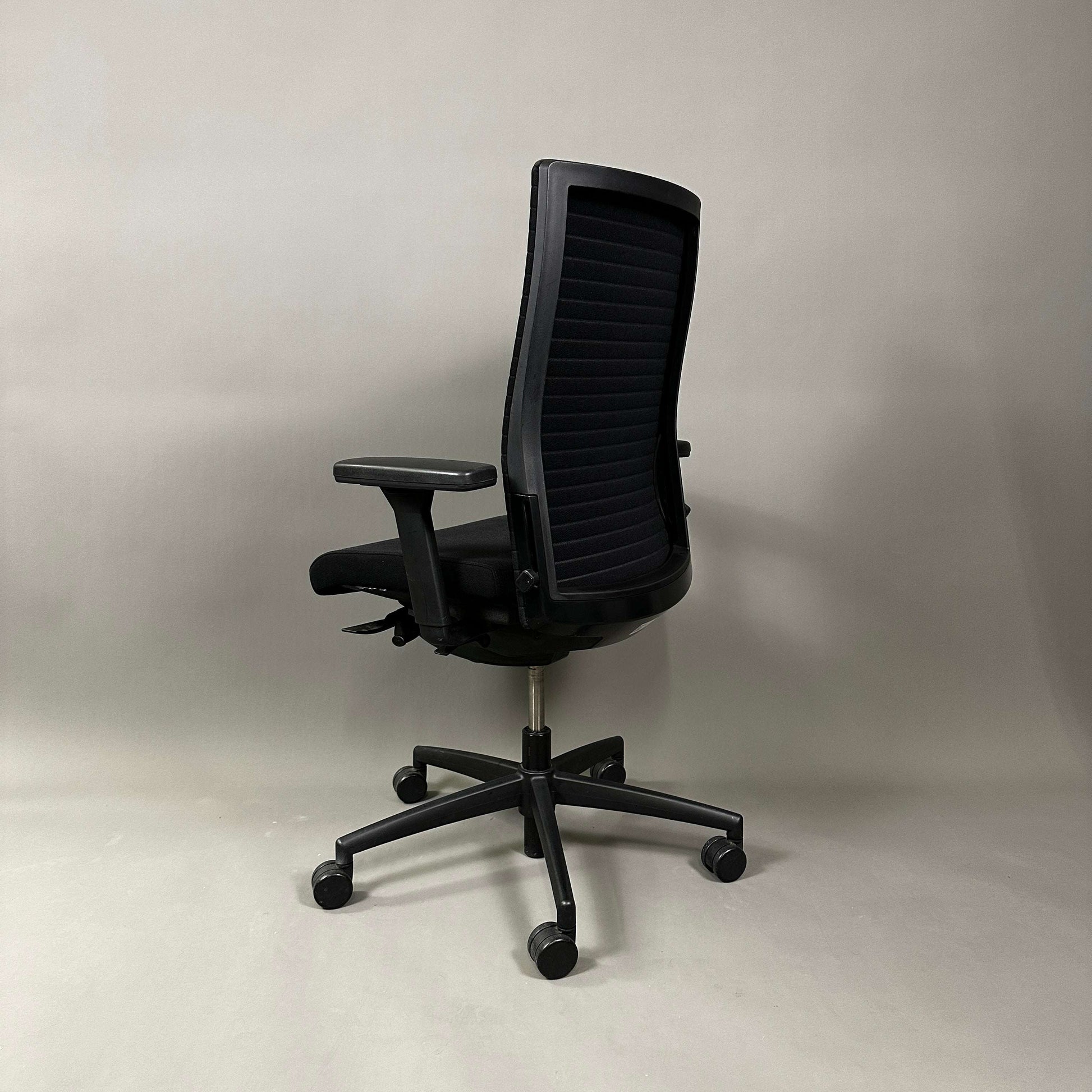König & Neurath Okay2 ergonomic black office chair with adjustable armrests and mesh backrest on caster wheels