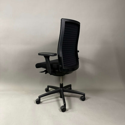 König & Neurath Okay2 ergonomic black office chair with adjustable armrests and mesh backrest on caster wheels