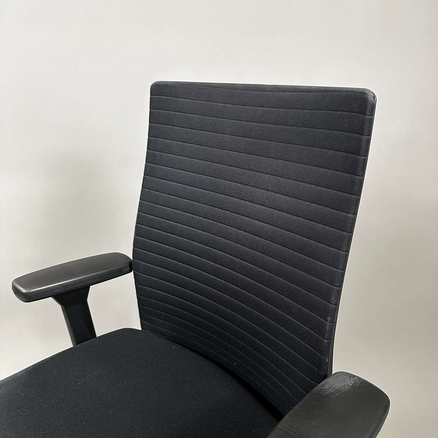 König & Neurath Okay2 black ergonomic office chair with padded armrests and ribbed backrest