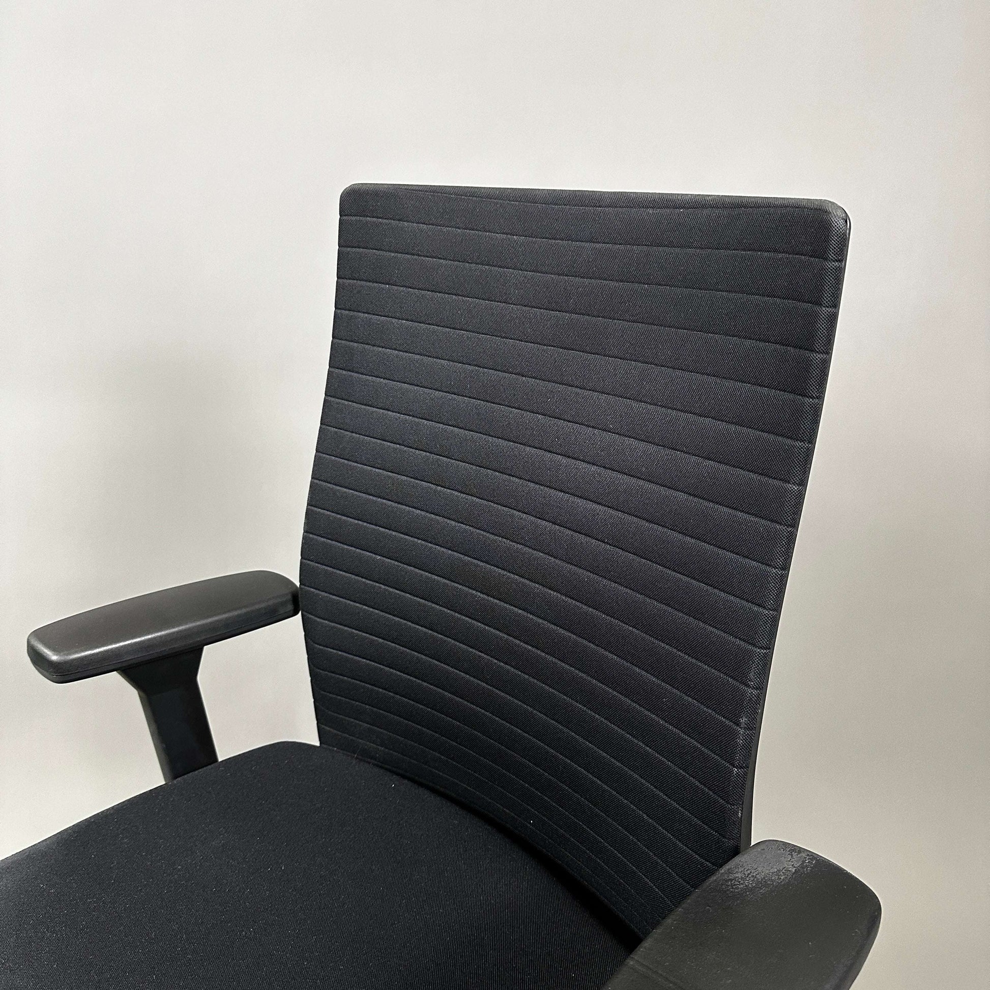 König & Neurath Okay2 black ergonomic office chair with padded armrests and ribbed backrest