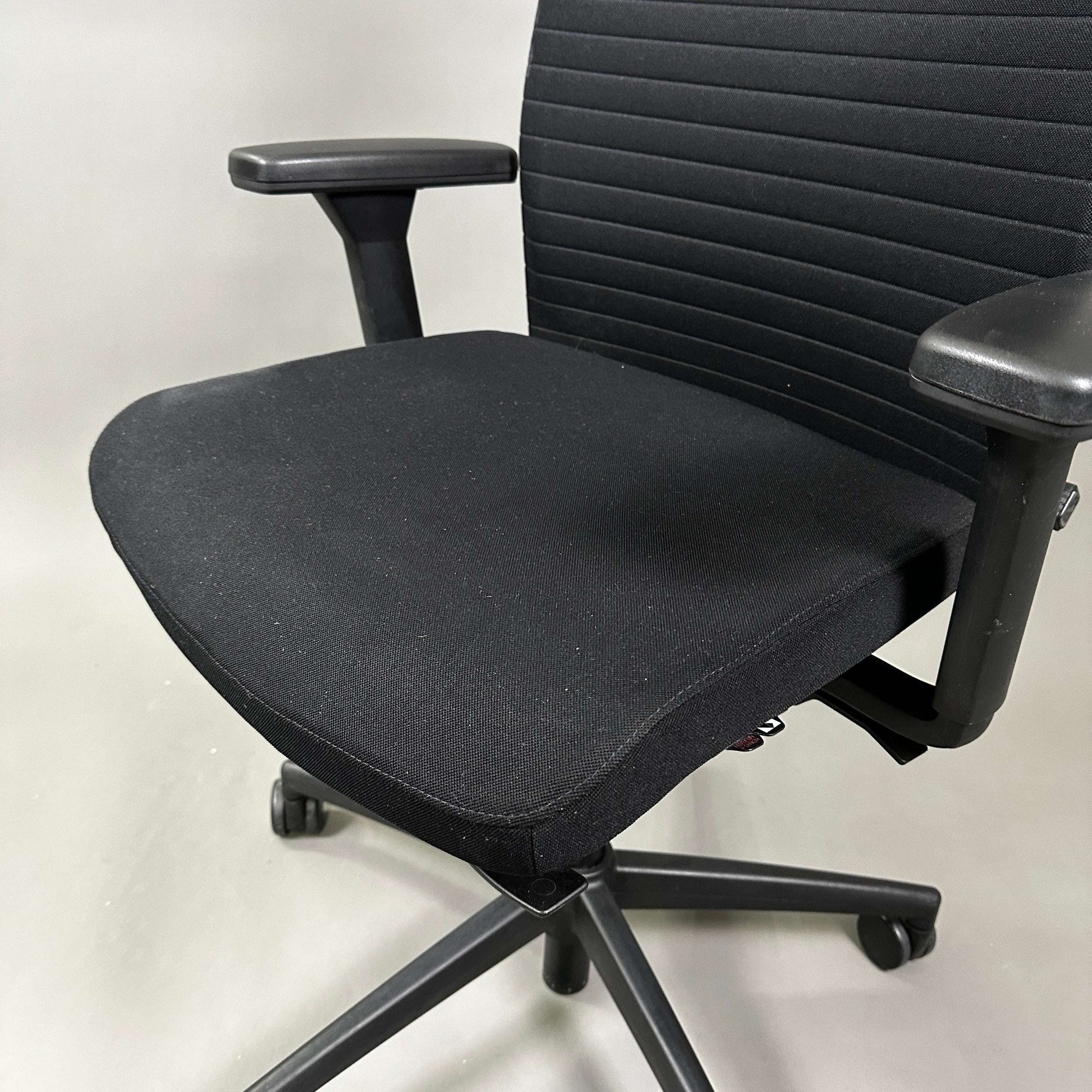 König & Neurath Okay2 black ergonomic office chair with armrests and caster wheels