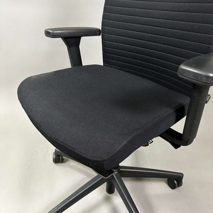 König & Neurath Okay2 black ergonomic office chair with armrests and caster wheels