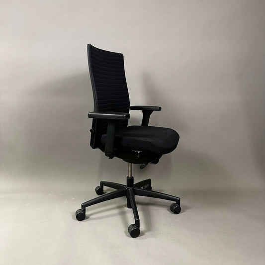 König & Neurath Okay2 black ergonomic office chair with adjustable armrests and wheels