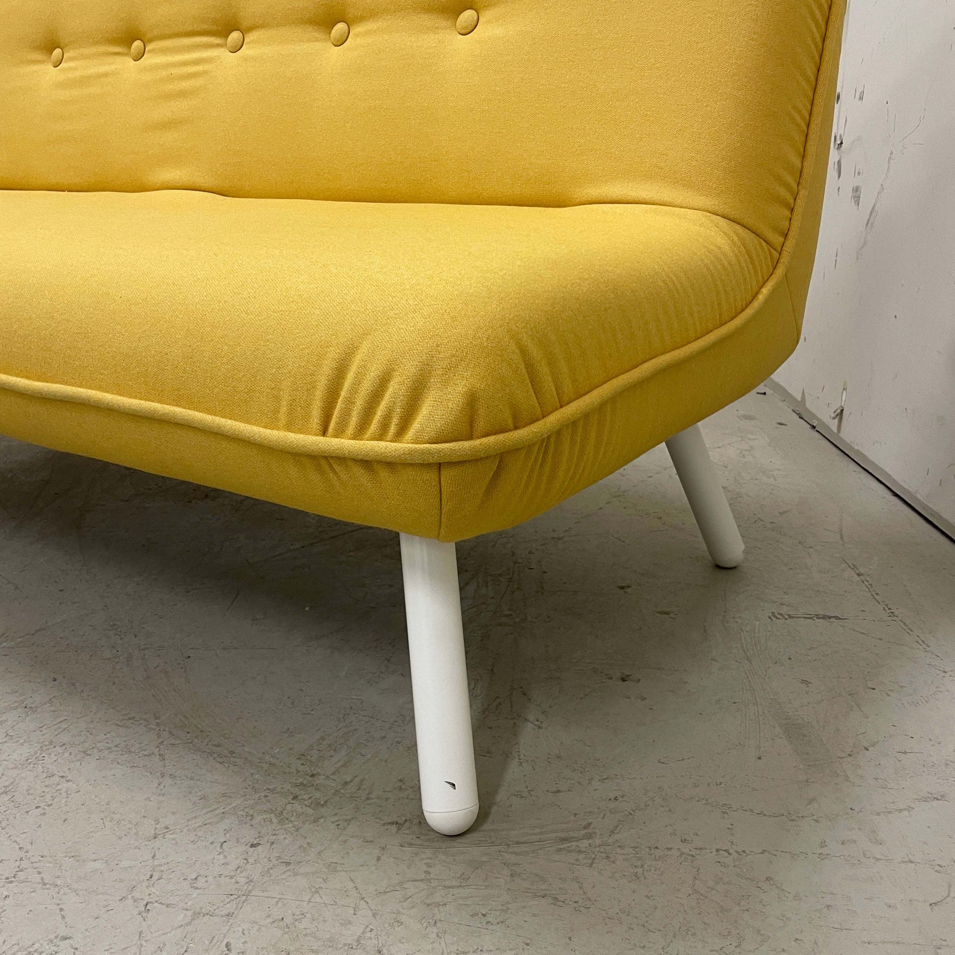 König & Neurath gelbes NET.WORK.PLACE Sofa 2-3-Sitzer mit weißem Metallgestell