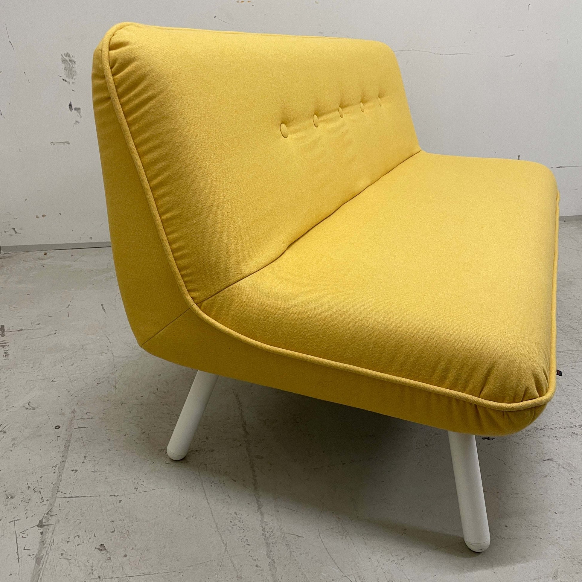 König & Neurath NET.WORK.PLACE 2-3-Sitzer Sofa gelb mit weißen Beinen, modernes Design, 85x160x80 cm