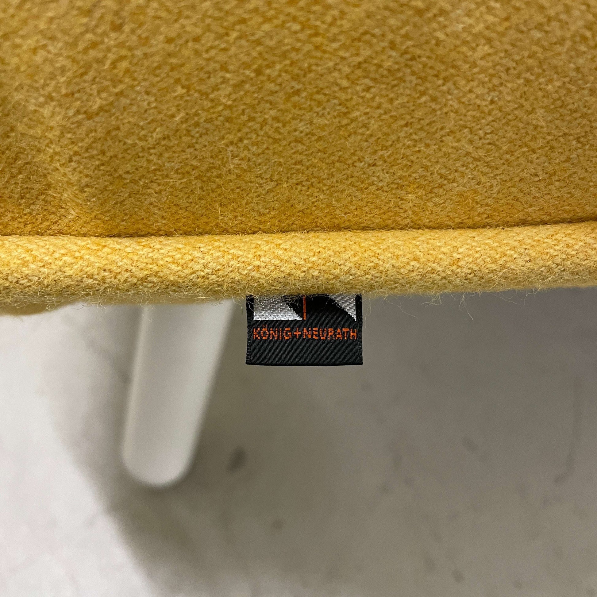 König & Neurath Sofa NET.WORK.PLACE 2-3-Sitzer gelb Stoffdetail mit Logoetikett