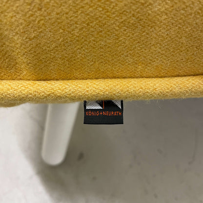 König & Neurath Sofa NET.WORK.PLACE 2-3-Sitzer gelb Stoffdetail mit Logoetikett