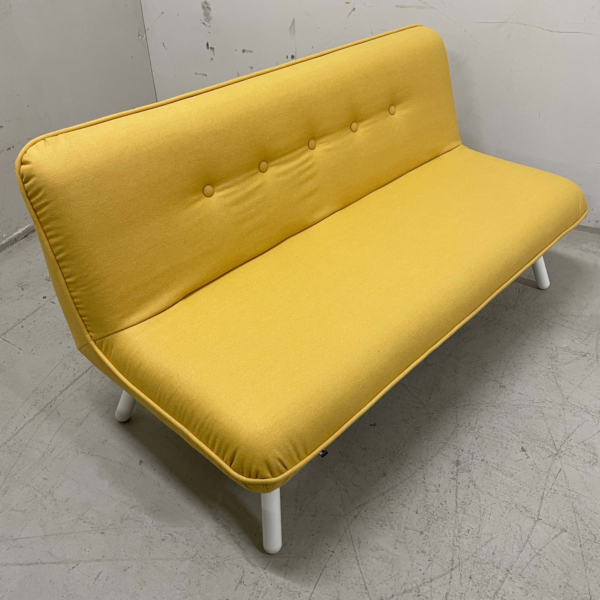 König & Neurath gelbes NET.WORK.PLACE Sofa 2-3-Sitzer mit weißen Beinen