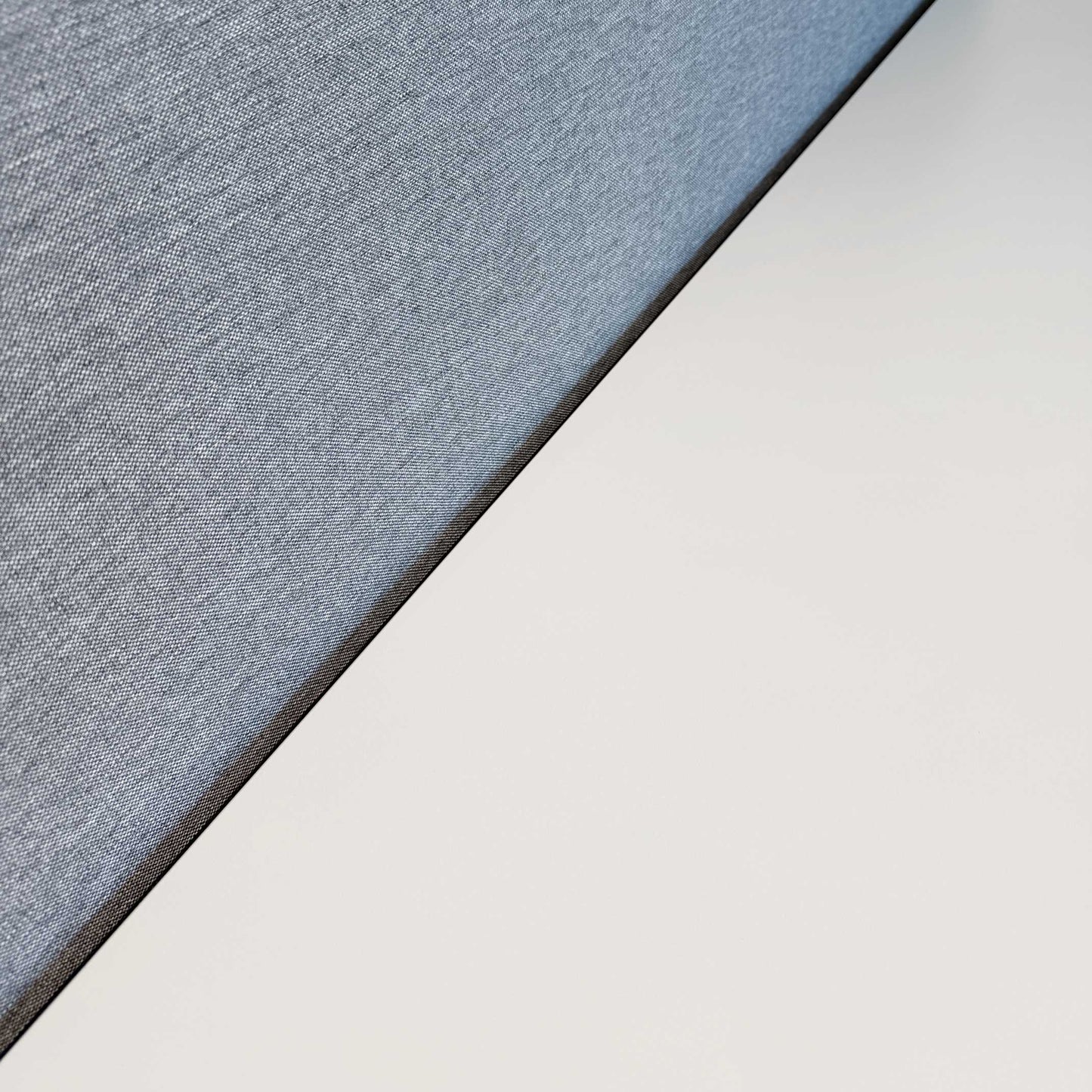 König & Neurath Talo.S Schreibtisch mit weißer Platte und grauem Stoff-Tischpaneel