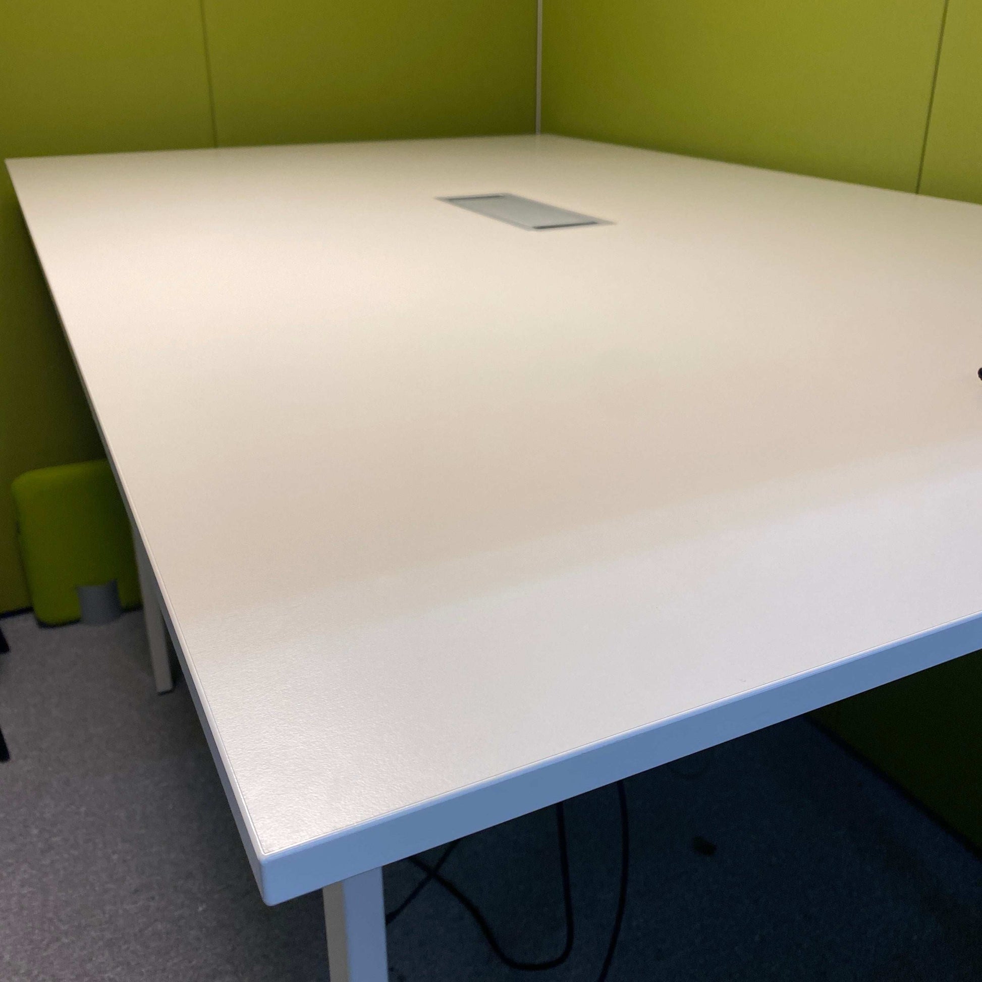 König&Neurath Hochtisch with white surface, 200x120x105cm, including electrification port in modern office setting