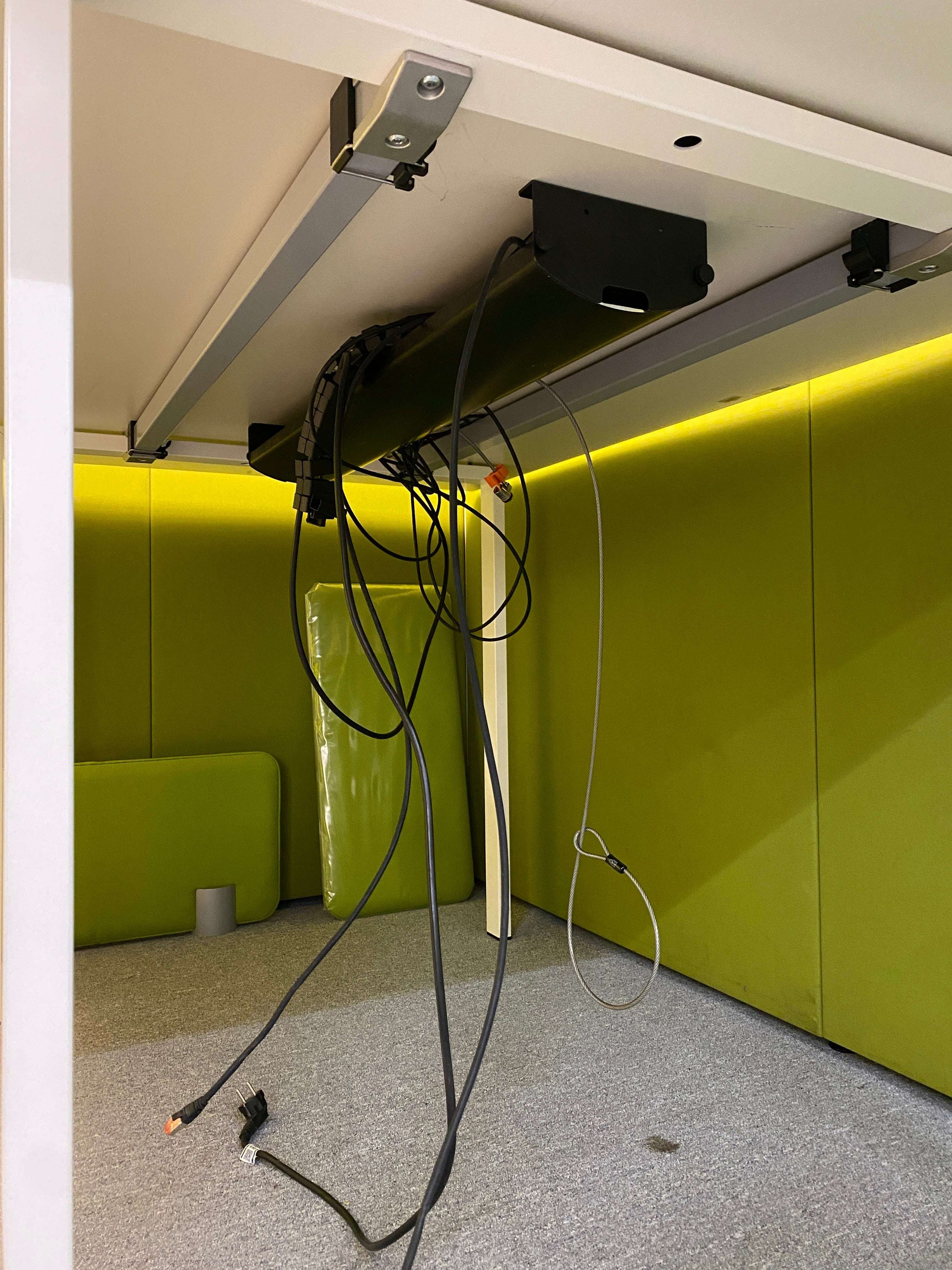 Underside view of König&Neurath Hochtisch with integrated electrification and visible cables, dimensions 200x120x105cm.