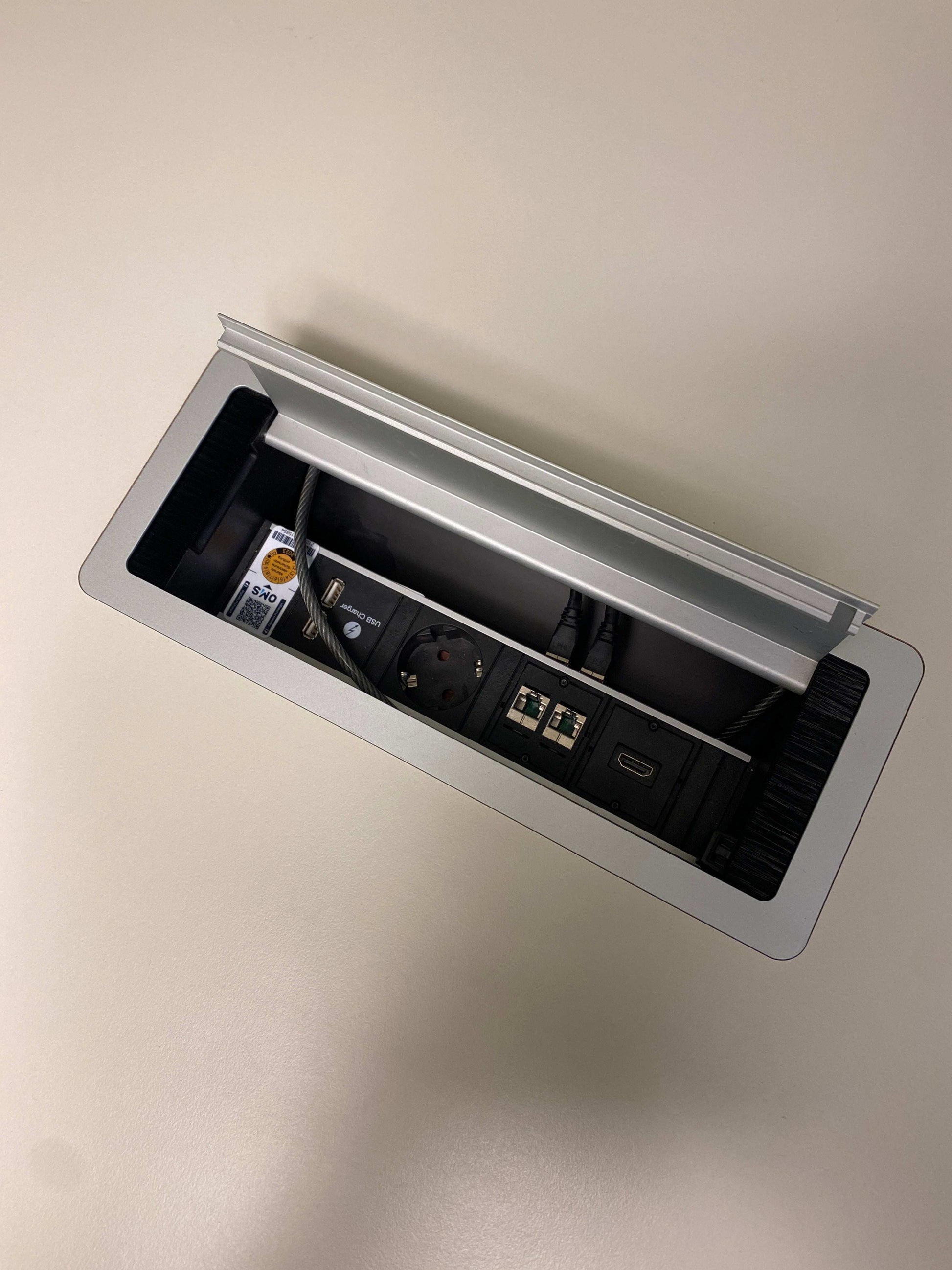 Built-in power and connectivity panel for König&Neurath Hochtisch with outlets and USB ports