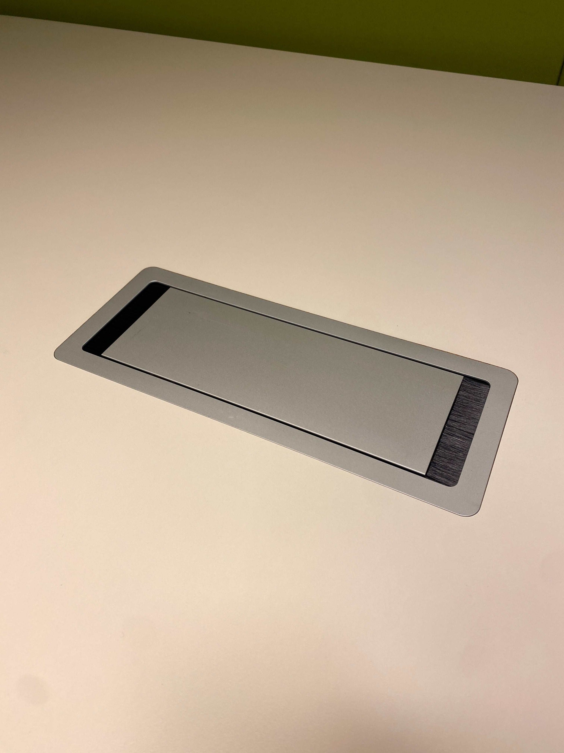 König&Neurath Hochtisch with built-in electrification panel on white tabletop