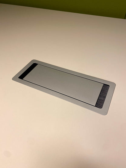 König&Neurath Hochtisch with built-in electrification panel on white tabletop