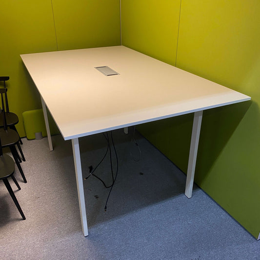 König&Neurath Hochtisch high table 200x120x105cm with built-in electrification in a green-walled room