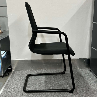Side view of König+Neurath Konferenzstuhl black ergonomic conference chair with cantilever frame and armrests