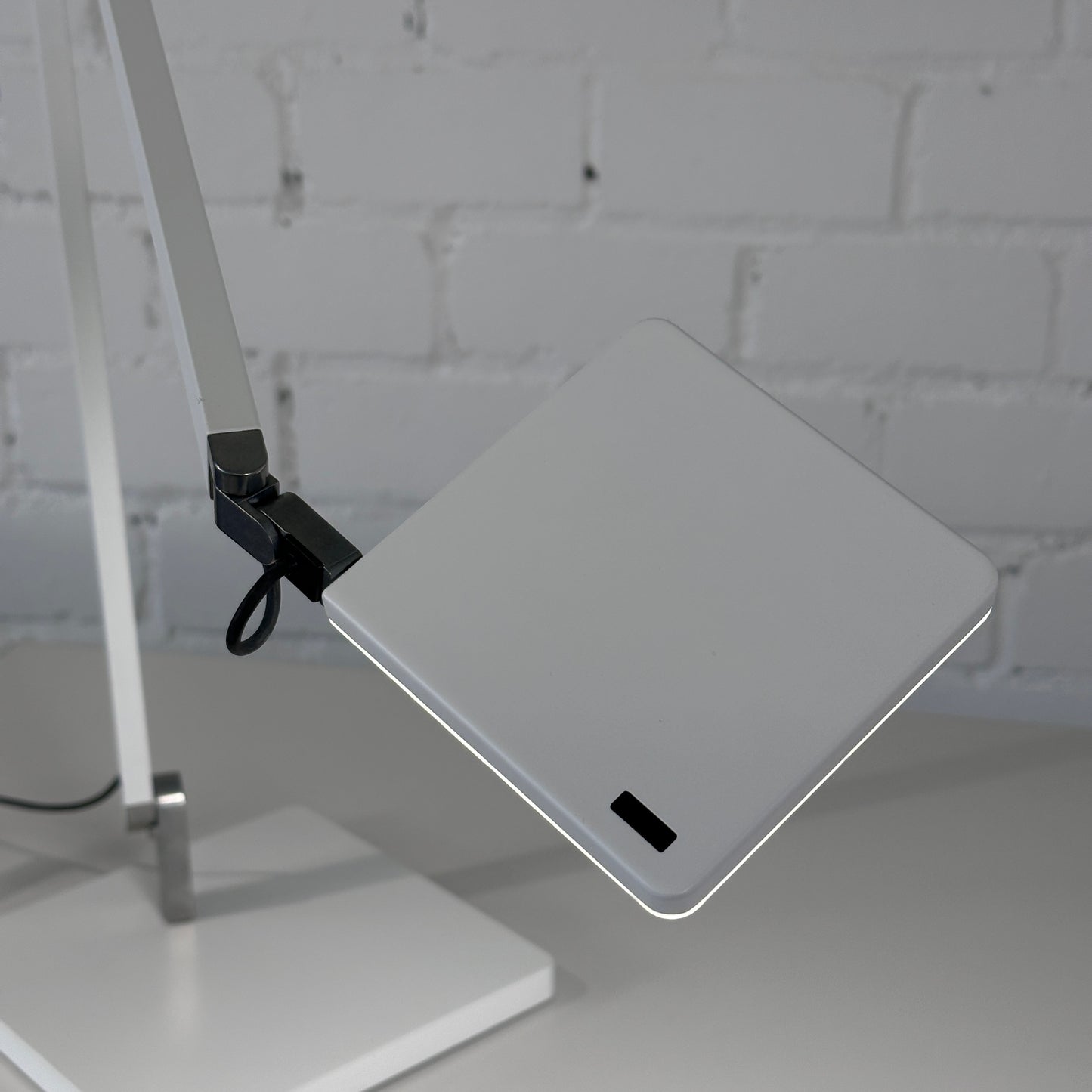 Artikelanlage Arbeitsplatztischleuchte Roxxane Home mit Fußplatte und Konverter Farbe: matt weiß H.537 x T 620mm Fußplatte 205x205mm Leuchtenkopf: L 110xB110mm Lichtfarbe: 4000K_[kein Wert]